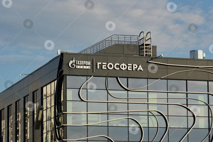 Скачать Тюмень, Россия - 6 сентября 2026 года: Современный стеклянный фасад "Газпром нефть Геосфера" фотосток Ozero