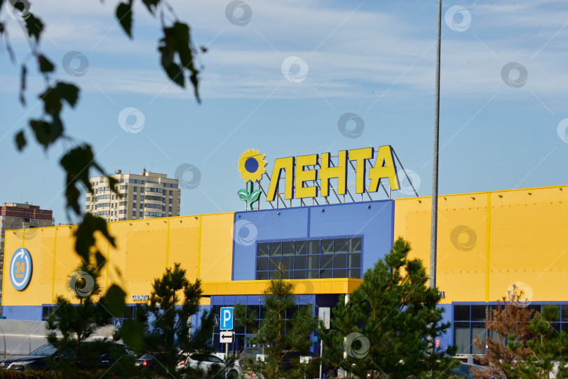 Скачать Тюмень, Россия - 6 сентября 2026 года: Крупный план логотипа гипермаркета "Лента" "Подсолнух" фотосток Ozero