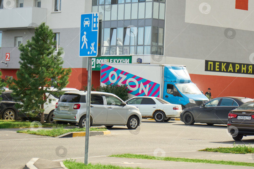 Скачать Тюмень, Россия - 6 сентября 2026 года: Грузовик OZON для доставки товаров припаркован в жилом районе фотосток Ozero
