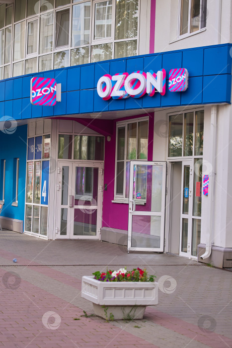 Скачать Тюмень, Россия - 6 сентября 2026 года: Витрина магазина OZON с цветочной клумбой фотосток Ozero
