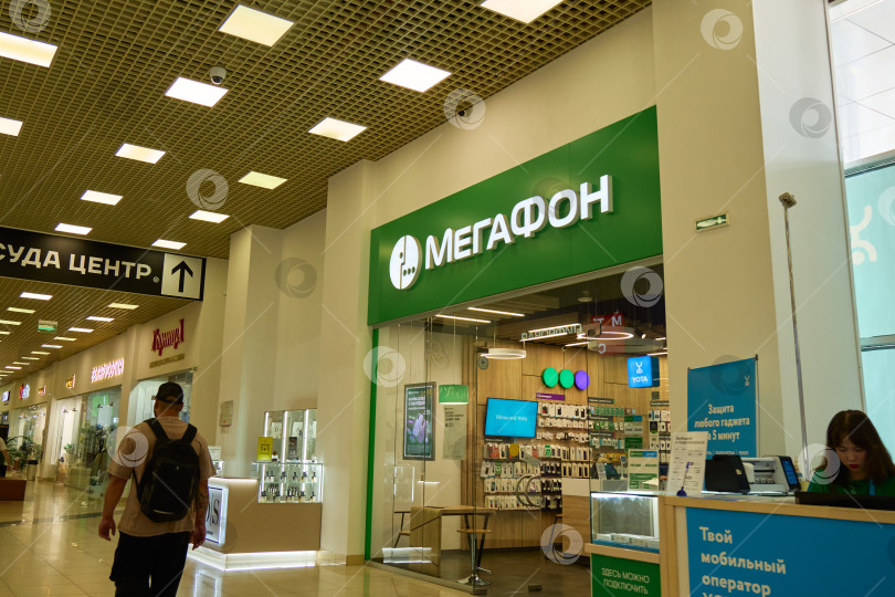 Скачать Тюмень, Россия - 6 сентября 2026 года: Вход в розничный магазин "МегаФон" в торговом центре фотосток Ozero