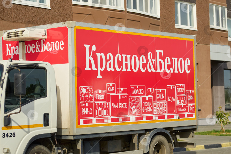 Скачать Тюмень, Россия - 6 сентября 2026 года: Грузовик доставки "Красное Белое" у входа в магазин фотосток Ozero