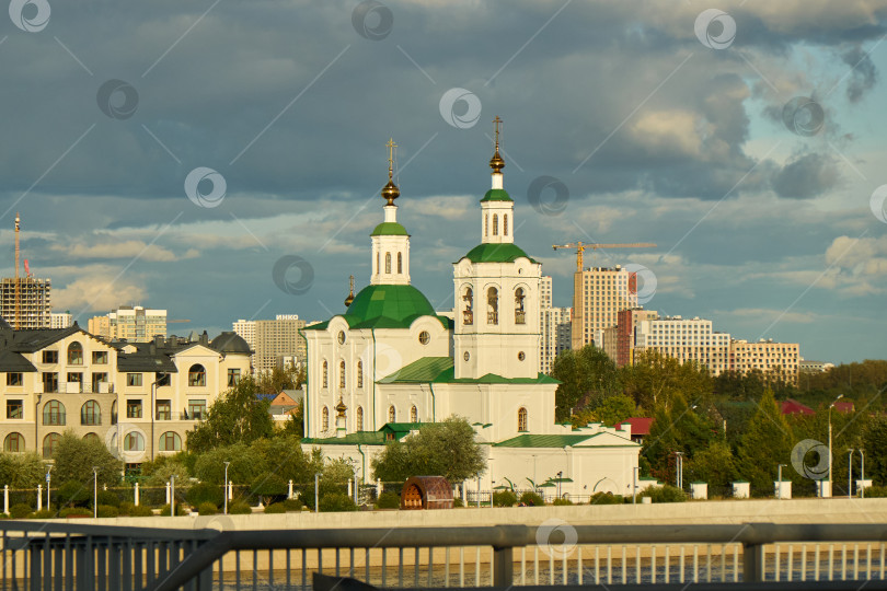 Скачать Тюмень, Россия - 6 сентября 2026 года: Православная церковь на берегу реки в центре города фотосток Ozero