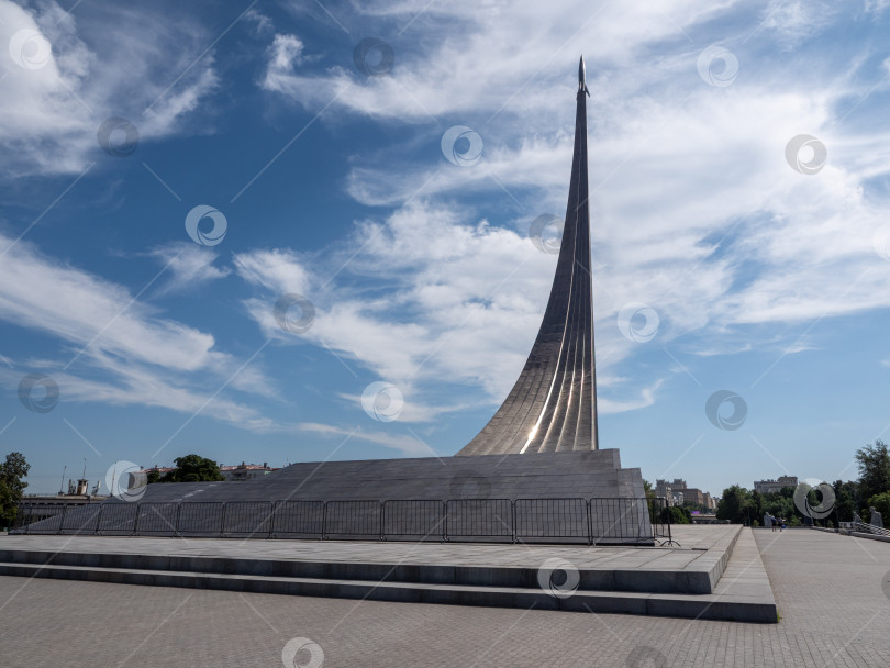 Скачать Москва Россия 1 августа 2026 года Аллея космонавтов и памятник покорителям космоса на ВДНХ фотосток Ozero
