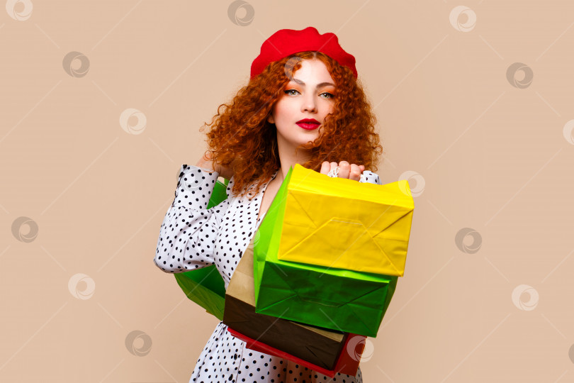 Скачать Женщина с бумажным пакетом для покупок фотосток Ozero