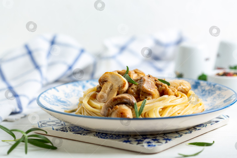 Скачать Паста с грибами и сливочным соусом фотосток Ozero