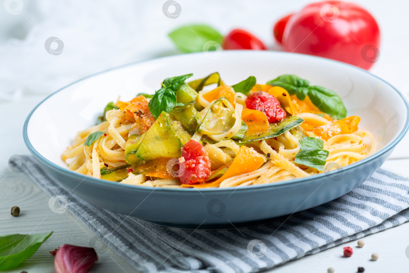 Скачать Домашняя итальянская паста с овощами. фотосток Ozero