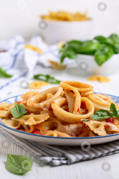 Скачать Паста с кальмарами и томатным соусом. фотосток Ozero