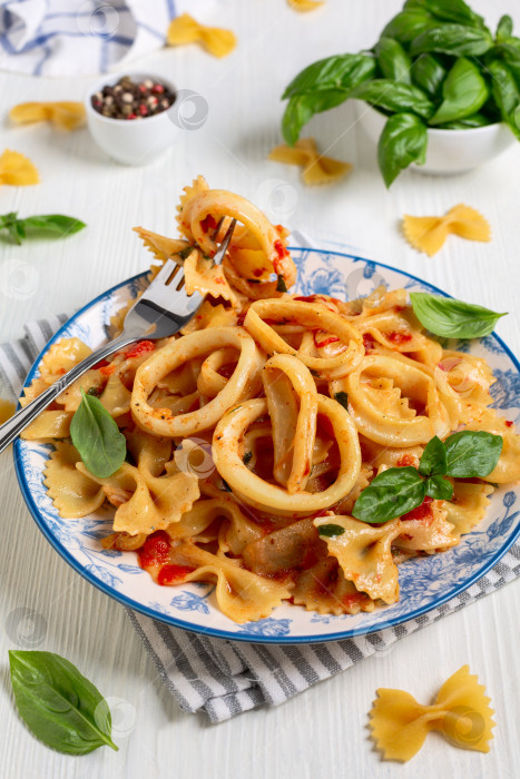 Скачать Домашняя паста с кальмарами и томатным соусом. фотосток Ozero