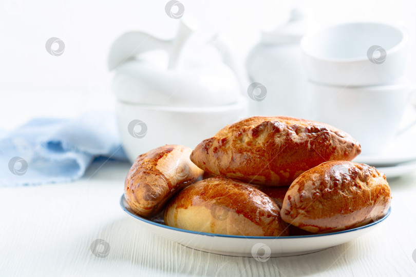 Скачать Маленькие пирожки с мясной начинкой. фотосток Ozero