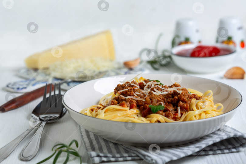 Скачать Свежая паста с сытным соусом болоньезе и сыром пармезан. фотосток Ozero
