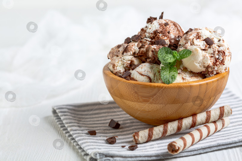 Скачать Вкуснейшее шоколадно-ванильное мороженое. фотосток Ozero