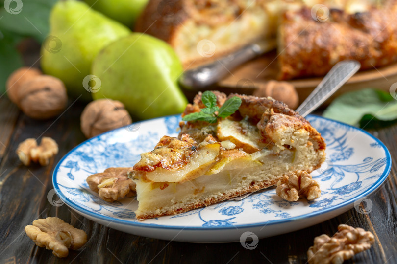 Скачать Кусочек открытого пирога (печенья) с грушами, голубым сыром и грецкими орехами. фотосток Ozero