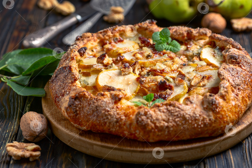 Скачать Домашний открытый пирог (галет) с грушами, голубым сыром и грецкими орехами. фотосток Ozero