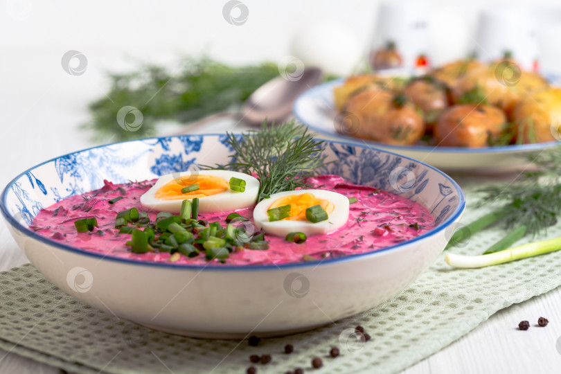 Скачать Холодный свекольник (борщ) с вареным яйцом. фотосток Ozero