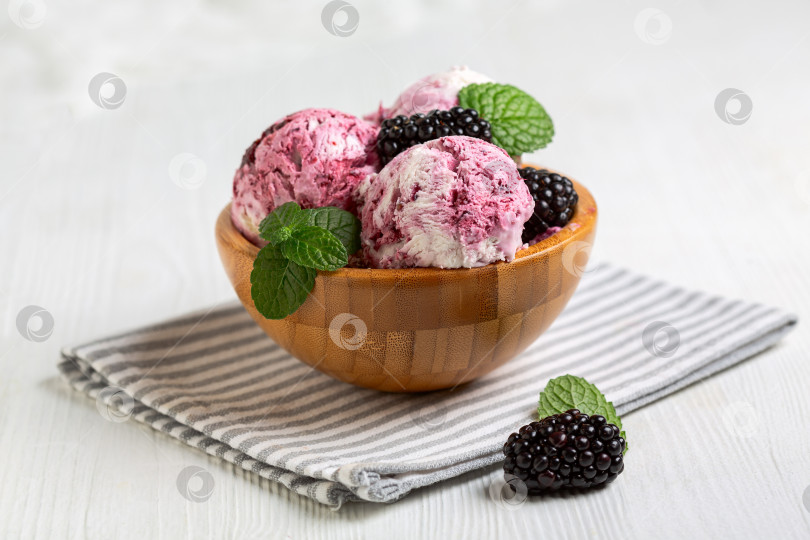 Скачать Вкуснейшее сливочно-ежевичное мороженое. фотосток Ozero