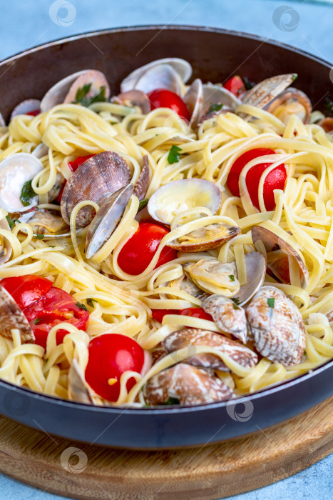 Скачать Сковорода с макаронами и морепродуктами крупным планом. фотосток Ozero