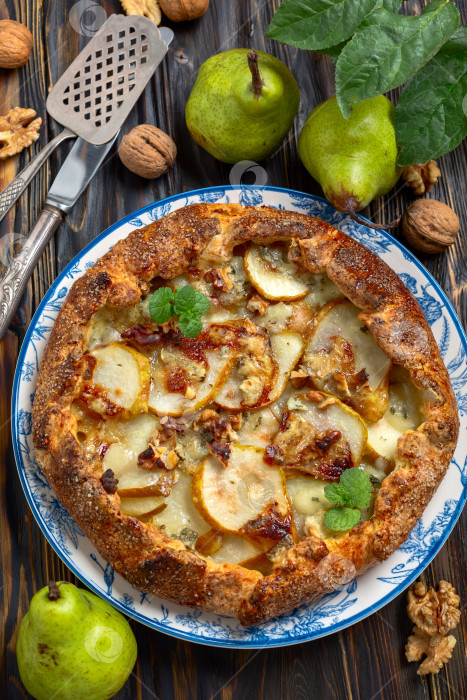 Скачать Открытый пирог (галета) с грушами, голубым сыром и грецкими орехами. фотосток Ozero