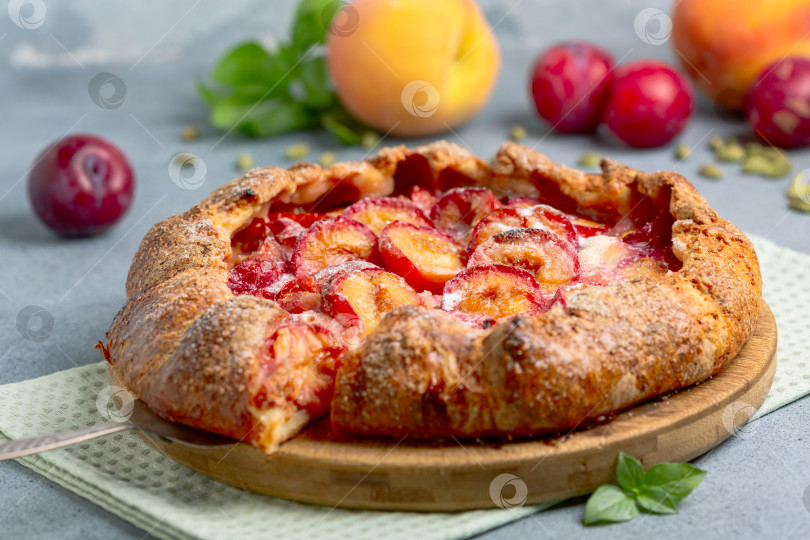Скачать Фруктовый открытый пирог (галета). фотосток Ozero