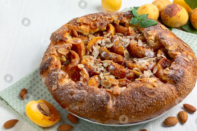Скачать Открытый пирог (галета) с абрикосами и миндалем. фотосток Ozero