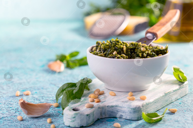 Скачать Свежеприготовленный соус песто с кедровыми орешками и базиликом. фотосток Ozero