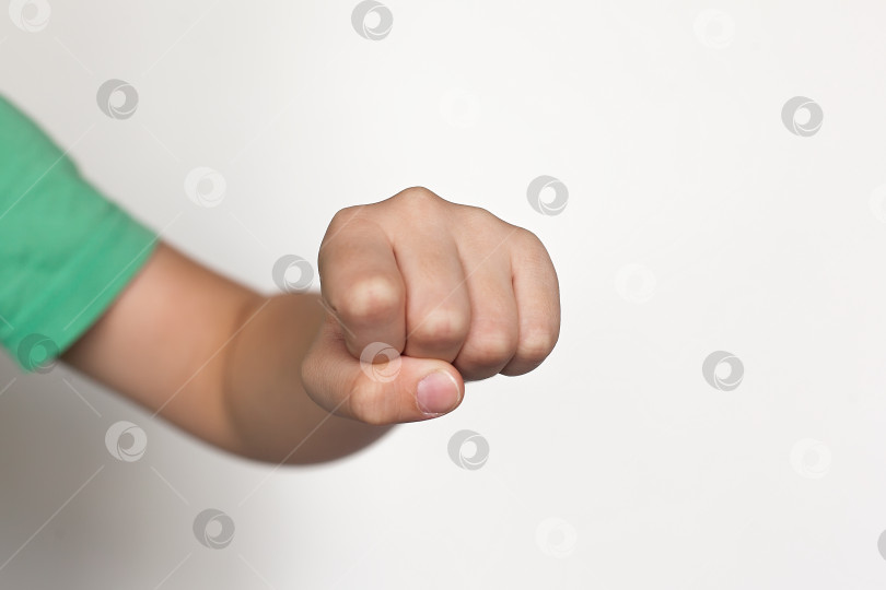 Скачать Детская рука показывает жест. Рука ребенка что-то держит. Изолированный на белом фоне фотосток Ozero