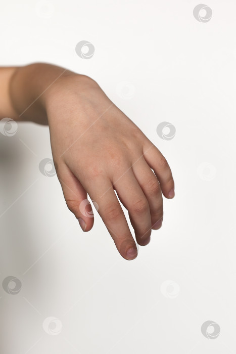 Скачать детская рука, показывающая знак на белом фоне. изолировать. фотосток Ozero