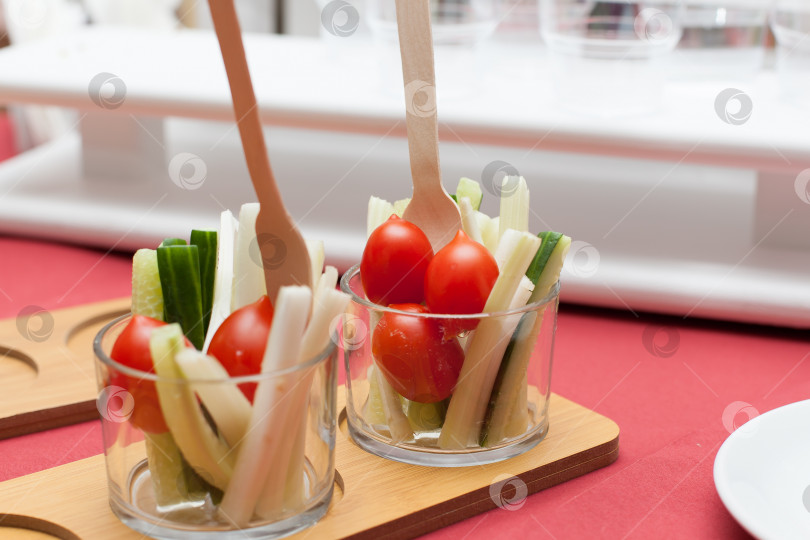 Скачать стеклянная миска со свежим салатом с яйцами и весенними овощами. фотосток Ozero