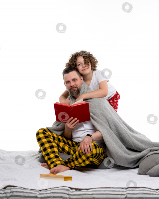 Скачать Семья в пижамах проводит время вместе. фотосток Ozero