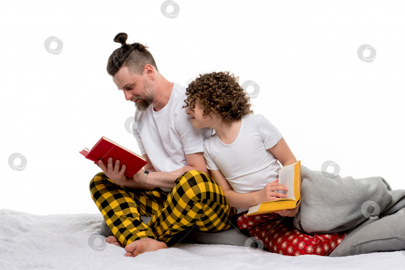 Скачать Семья в пижамах проводит время вместе. фотосток Ozero