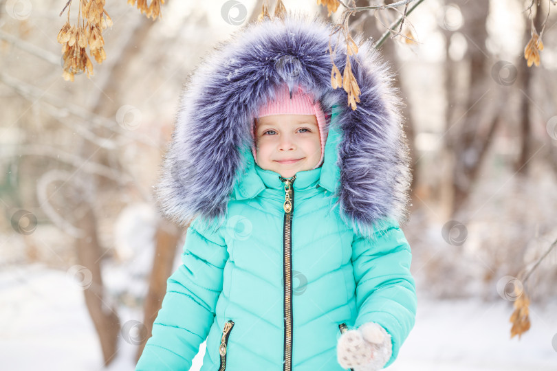 Скачать Маленькая девочка, улыбающаяся зимой. фотосток Ozero