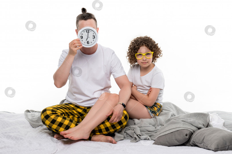 Скачать Семья в пижамах с будильником фотосток Ozero