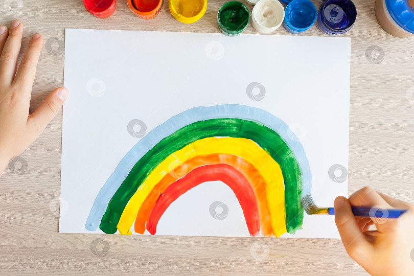 Скачать Разноцветная радуга с гуашевыми красками. Детское рисование в свободное время фотосток Ozero