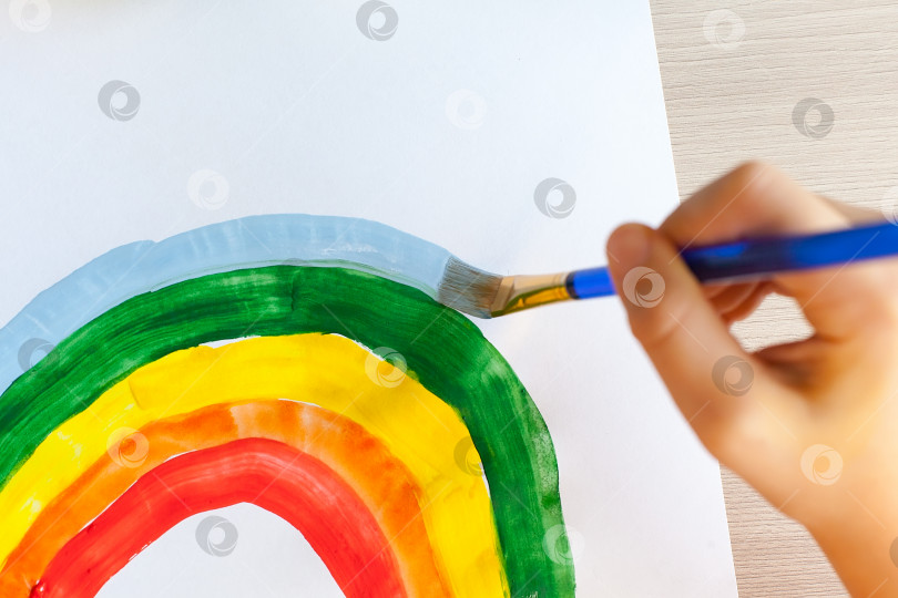 Скачать Разноцветная радуга с гуашевыми красками. Детское рисование в свободное время фотосток Ozero