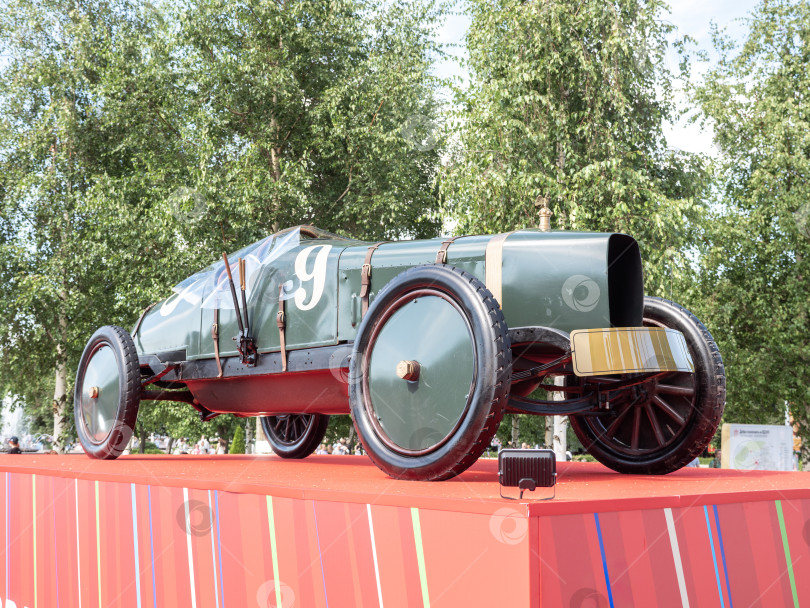 Скачать 1 августа 2026 года Россия Москва ВДНХ Копия гоночного автомобиля Russo Balt S24 55, созданного для фильма "Битва моторов" и представленного на автомобильной выставке фотосток Ozero