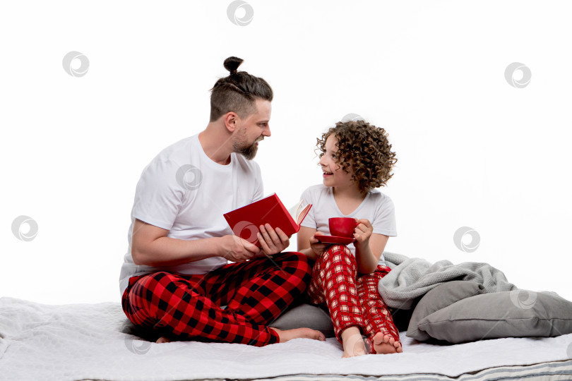 Скачать Семья в красных клетчатых пижамах фотосток Ozero