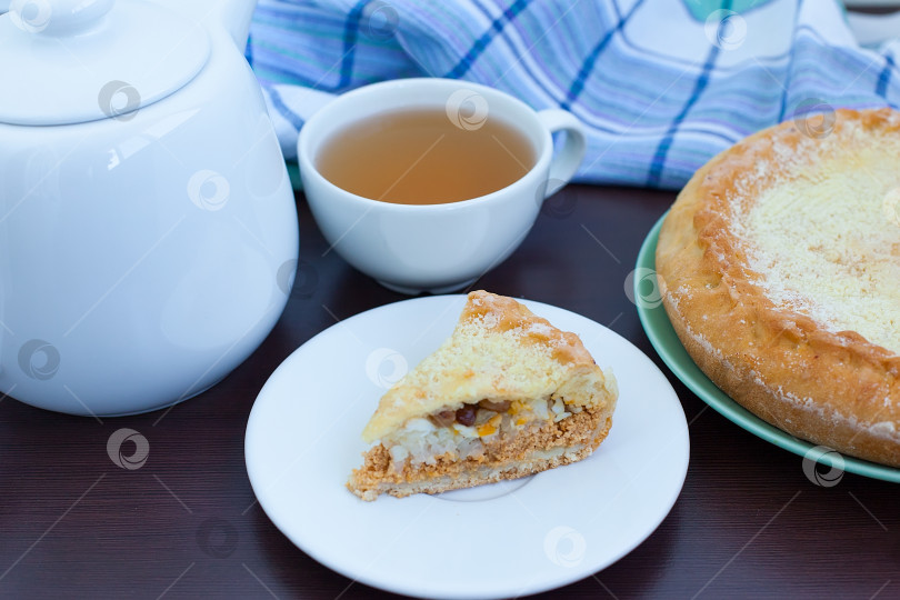 Скачать Тарелки с вкусным яблочным пирогом на столе. фотосток Ozero