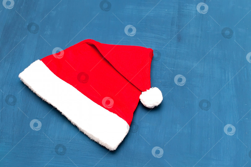Скачать Одинокая красная шляпа Санта-Клауса, выделенная на белом фоне. фотосток Ozero