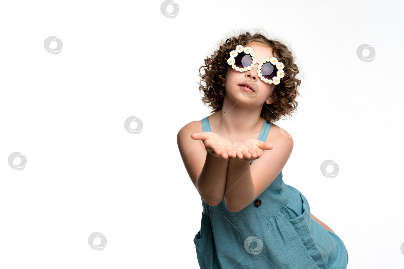 Скачать Девушка в сарафане и солнцезащитных очках фотосток Ozero