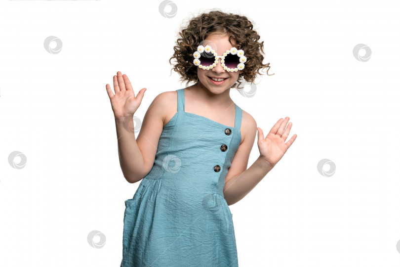 Скачать Девушка в сарафане и солнцезащитных очках фотосток Ozero