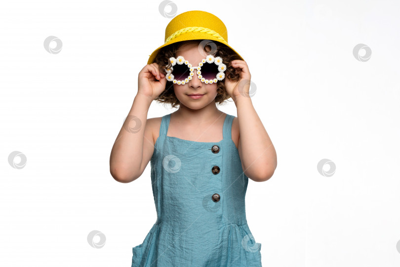 Скачать Девушка в панаме и солнцезащитных очках фотосток Ozero