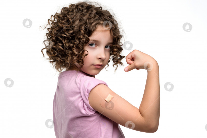 Скачать Ребенок девочка после вакцинации фотосток Ozero