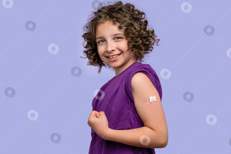 Скачать Ребенок девочка после вакцинации фотосток Ozero