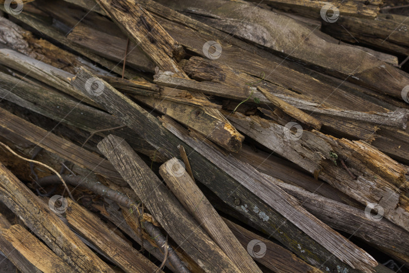 Скачать Абстрактно разбросанные старые деревянные доски с гвоздями и ветками. Деревянный фон фотосток Ozero