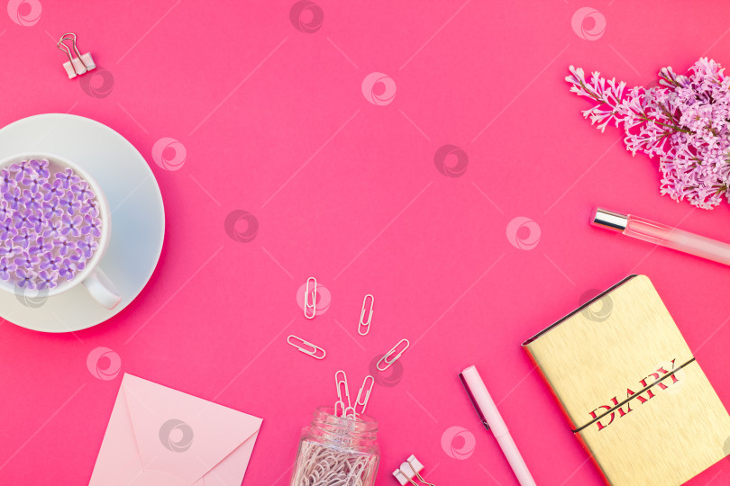 Скачать Стилизованное розовое женственное рабочее пространство с плоской поверхностью фотосток Ozero