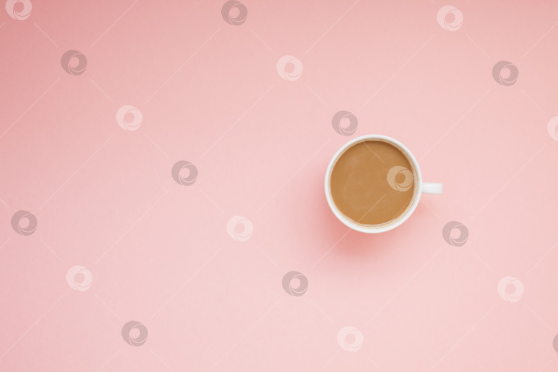 Скачать Чашка кофе с молоком на розовом фоне фотосток Ozero