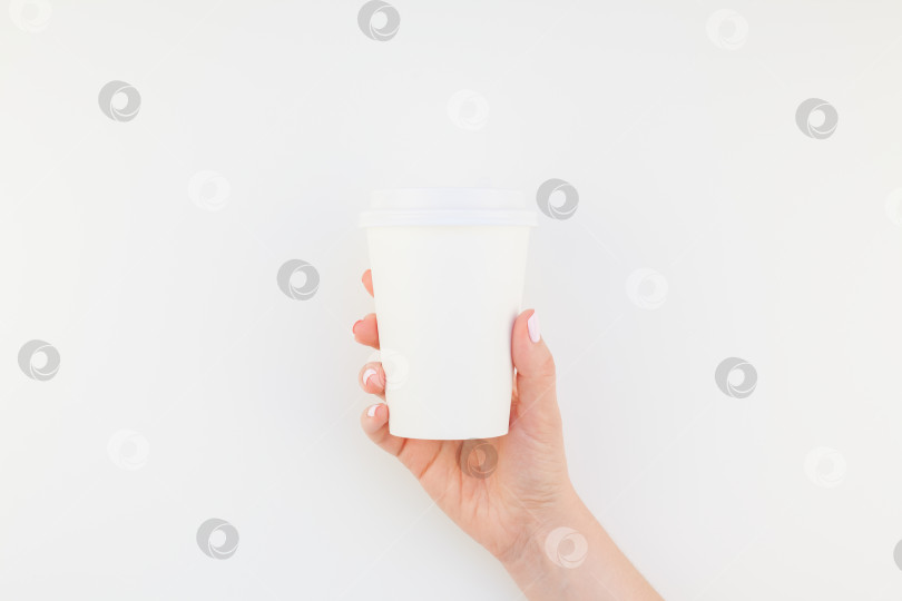 Скачать Макет кофейной чашки в женской руке фотосток Ozero