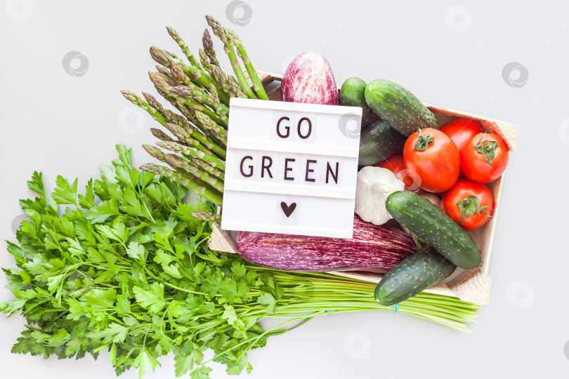 Скачать Свежие органические овощи в деревянном ящике фотосток Ozero