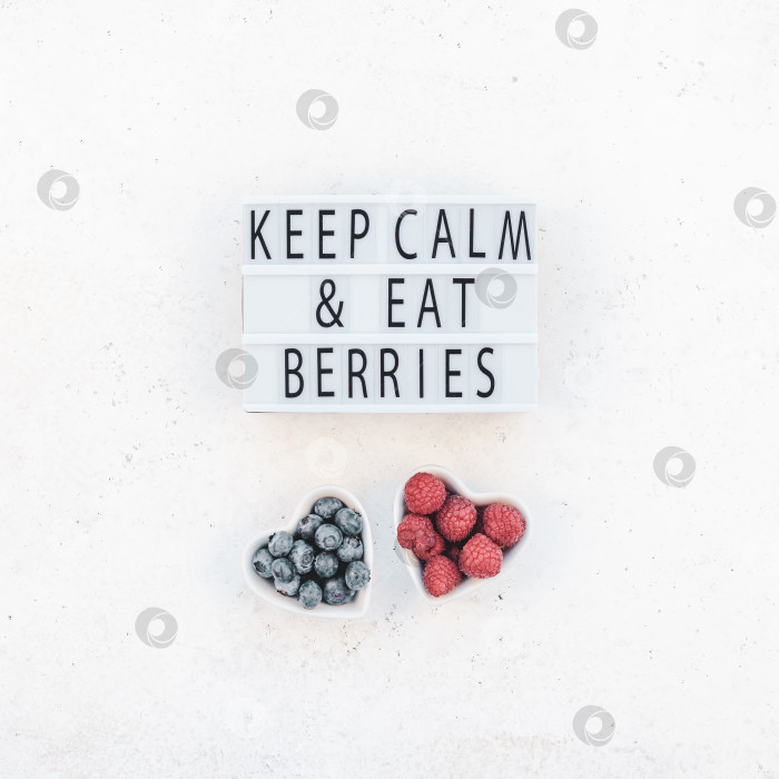 Скачать Композиция на День Святого Валентина ягоды в тарелочках-сердечках фотосток Ozero