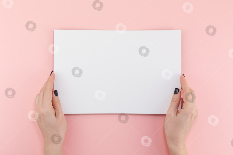 Скачать Женщина протягивает макет чистого листа бумаги формата А4 фотосток Ozero